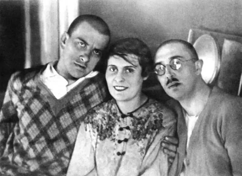 Владимир Маяковский Осип и Лиля Брик 1920е гг Однако утопии остаются - фото 9