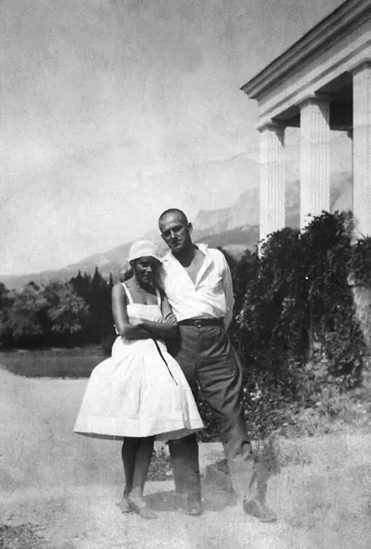 Лиля Брик и Владимир Маяковский в Ялте 1926 г Это тем более важно отметить - фото 18