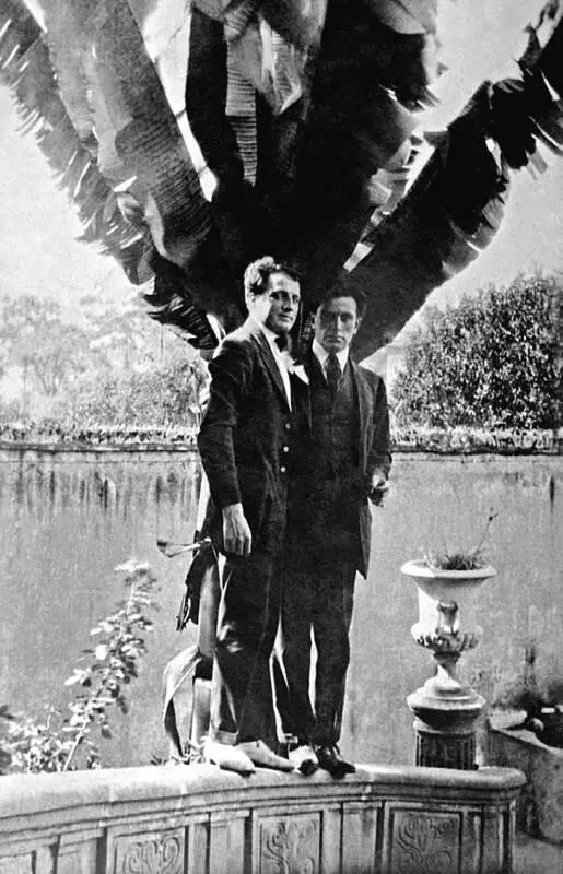 Владимир Маяковский справа в Мексике 1925 г Маяковский едет в Ниццу - фото 22