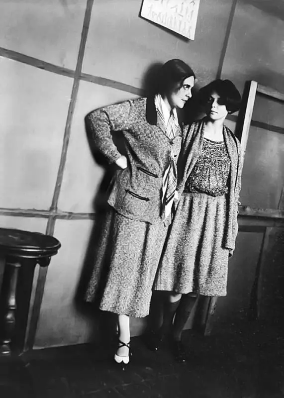 Лиля Брик и Луэлла Краснощекова 1924 г Так одиноко жил Маяковский чужой - фото 31