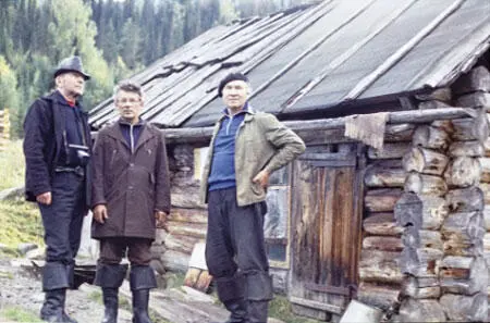 В одном месте находим развороченную нору бурундука как говорит Агафья Мощные - фото 60