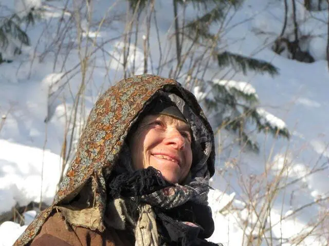 На фото Агафья зимой 2013 года Экологи также доставили Агафье теплые вещи и - фото 72