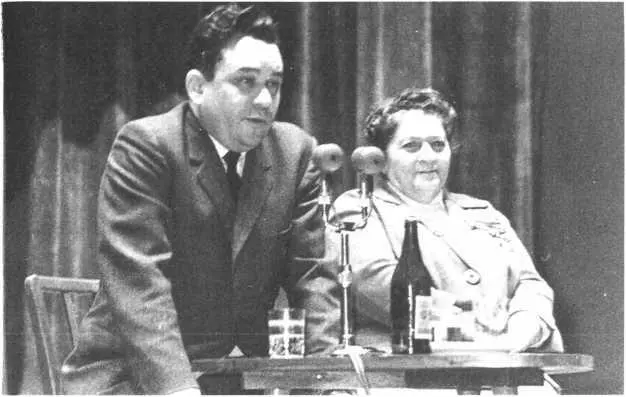 В день чекиста 1967 г Донатас Банионис с прототипом своего героя в перерыве - фото 37