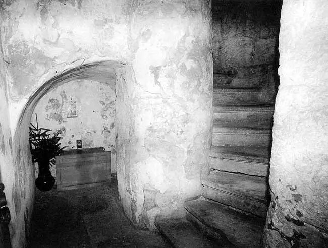 Рис 183 Ниша лестничной башни в уцелевшей части старинного собора Рождества - фото 172