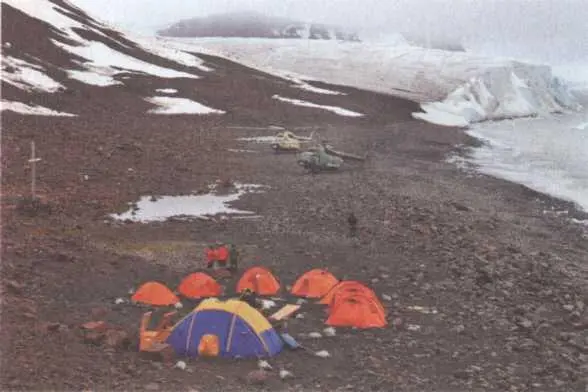 Базовый лагерь 2011 г Фото В Мельника Поисковики и вертолетчики экспедиции - фото 9
