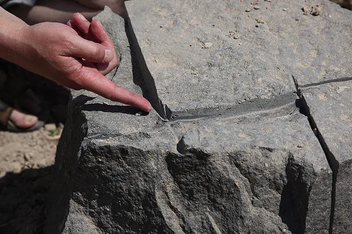 Рис 32 Изрезанный блок черного базальта в Алалахе Другой блок черного - фото 32