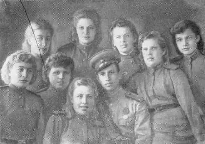 Группа пулеметчиков Волоколамска 1945 г В верхнем ряду слева направо Люба - фото 10