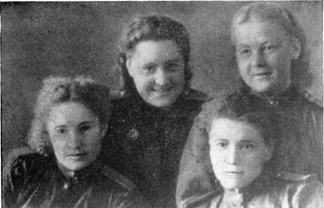 Связистки прожекторной роты 1944 г Вверху слева Клава Борисихина и - фото 25