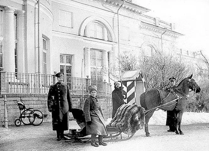 Позади саней виден пост у полукруглого зала Александровского дворца 1915 г - фото 260