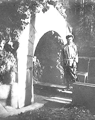 Николай II во время прогулки в Александровском парке у родника близ Арсенала - фото 277