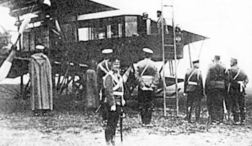 Николай II на балконе бомбардировщика Гранд Царское Село 1913 г Для того - фото 286