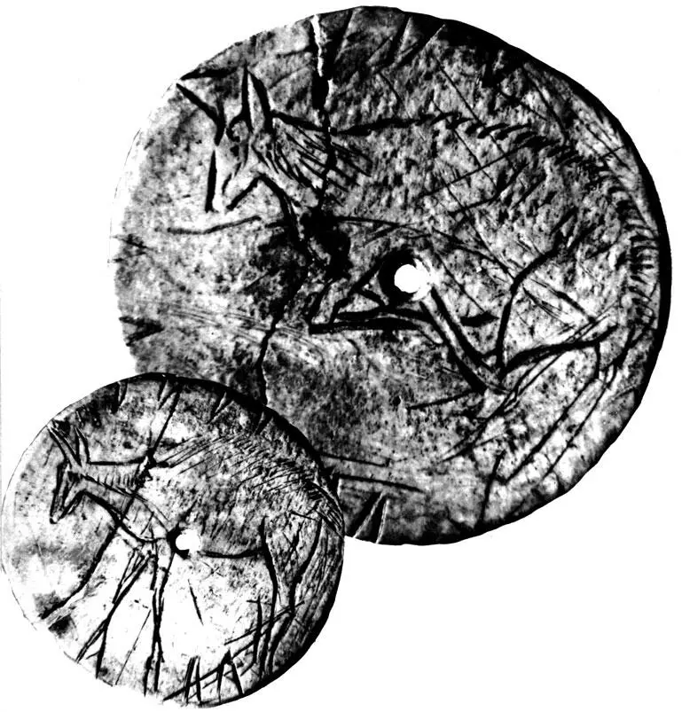 Древнейший пример истории в картинках трехсантиметровый диск с вырезанными на - фото 110