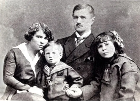 Василий Янчевецкий с Марией Масловой дочерью Женей и сыном Мишей Бухарест - фото 10