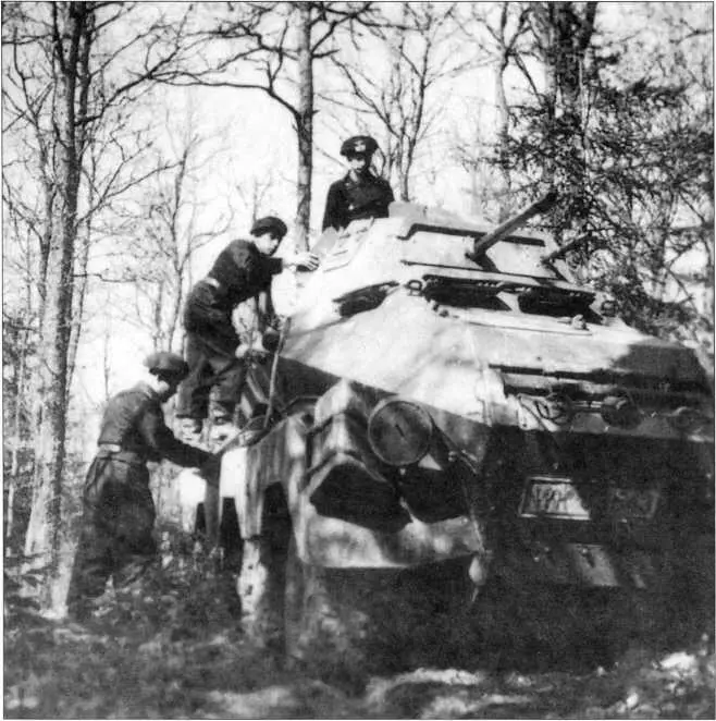 Экипаж тяжелого разведывательного бронеавтомобиля SdKfz231 занимает места - фото 12