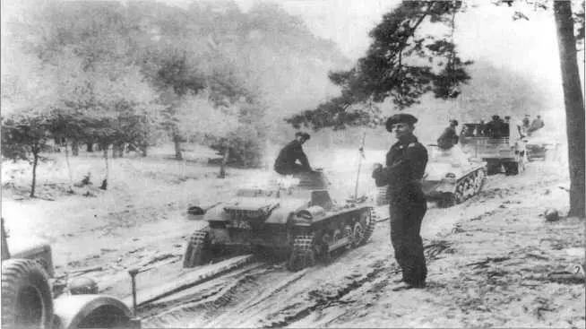 Колонна легких танков PzKpfwIB из состава 1й танковой дивизии движется на - фото 25
