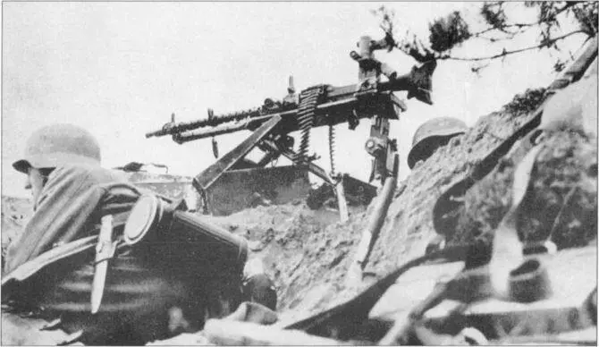 Немецкие солдаты залегли под огнем на линии Мажино в июне 1940 г Их пулемет - фото 46
