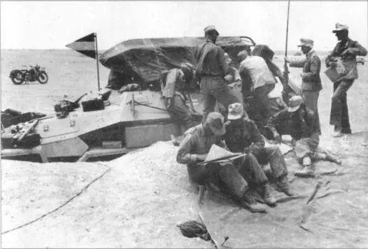 Штабные офицеры у тяжелой бронемашины SdKJz232 в Северной Африке в 1941 г - фото 66