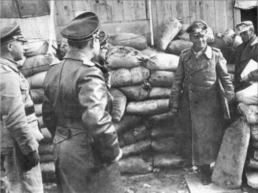 Начало 1942 г Роммель в центре появляется из дверей своего штаба в Бенгази - фото 67