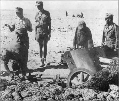 Противотанковая пушка Pak38 на огневой позиции в пустыне в 1941 г Фотография - фото 70