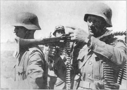 Бои становятся все более жаркими Пехотный пулеметный расчет MG34 готовится к - фото 89