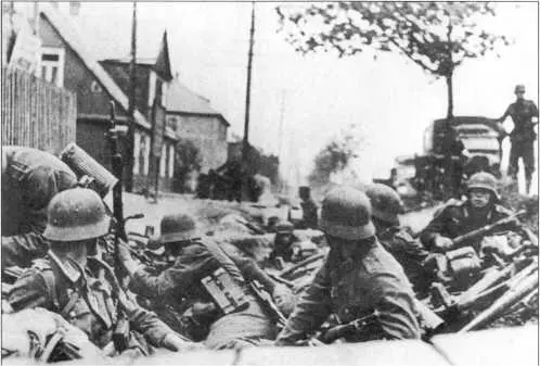 Немецкие пехотинцы входят в Минск в первых числах июля 1941 г Неповрежденные - фото 94