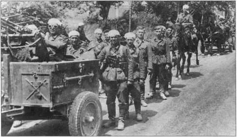 Реалии летней кампании 1941 г в России колонна усталых немецких пехотинцев - фото 95