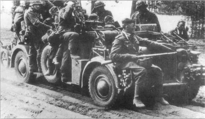 Немецкие пехотинцы сокращают себе путь к Москве летом 1941 г используя - фото 99