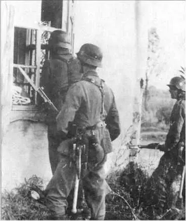 Гдето в России в 1942 г Примкнув штыки к своим винтовкам Маузер Kar98k - фото 126