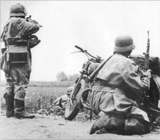Россия 1942 г Мотоциклисты которых всегда легко опознать по их прорезиненным - фото 129