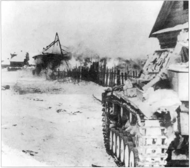 Танк PzKpfwIII вступает в русское село во время боев за Сталинград в декабре - фото 161