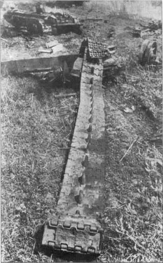 Последствия танкового сражения под Прохоровкой в июле 1943 г На переднем плане - фото 175