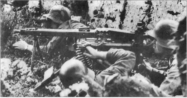 Установленный на станоктреногу пулемет MG42 готов к бою Южная Италия 1943 - фото 188