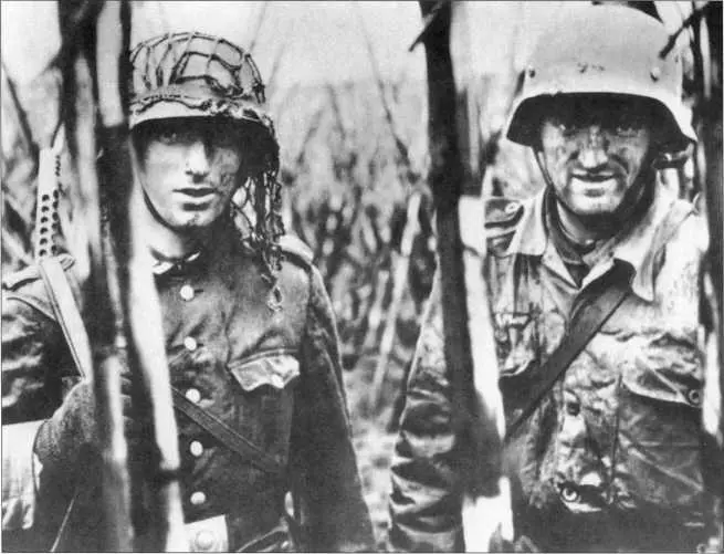 Двое защитников Анцио в начале 1944 г Оба солдата постарались сделать свою - фото 195