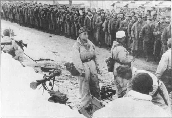 Как только Гитлеру доложили о готовившемся дезертирстве итальянцев из военного - фото 199