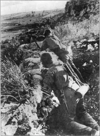 Немецкие солдаты ведут огонь из MG42 на оборонительной позиции в горах Италии - фото 202