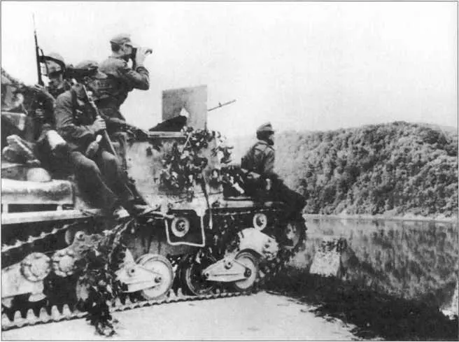 Немецкие горные стрелки в живописном уголке на севере Италии в 1945 г Они - фото 204