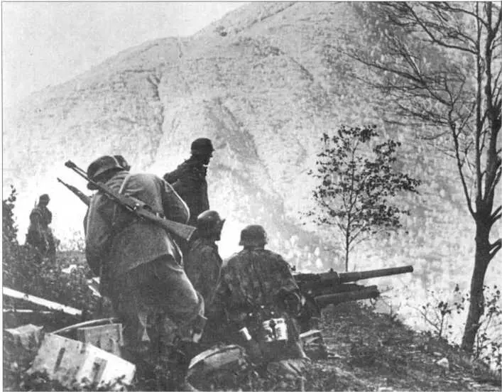 Немецкие артиллеристы в горах Центральной Италии в конце 1944 г Местность - фото 205