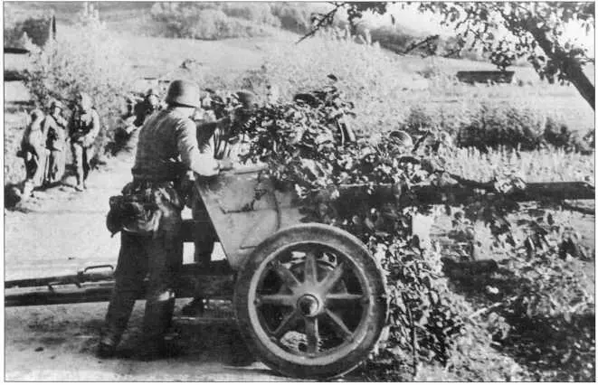 Немецкие солдаты оборудуют оборонительные позиции в Нормандии в 1944 г 75мм - фото 213
