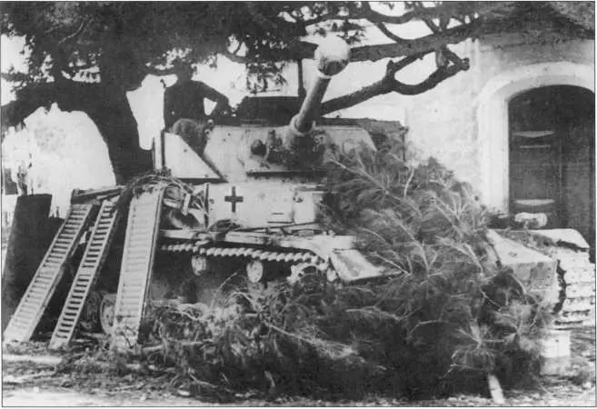 Танк PzKpfwIVG на оборонительной позиции в небольшом городке в Нормандии в - фото 215