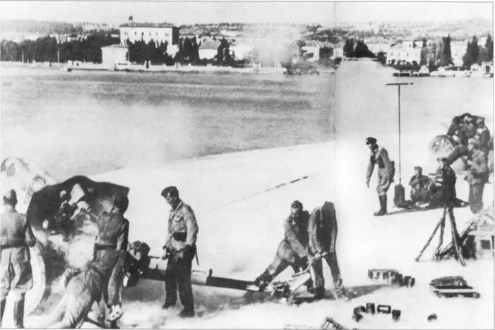 Немецкие артиллеристы за работой во Франции в августе 1944 г Они вставляют - фото 218