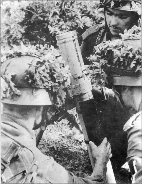 Немецкие пехотинцы устанавливают свой 80мм миномет GrW34 на позицию в - фото 223