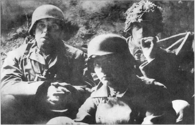 Три немецких солдата побывавшие в Фалезском мешке в августе 1944 г Их глаза - фото 226