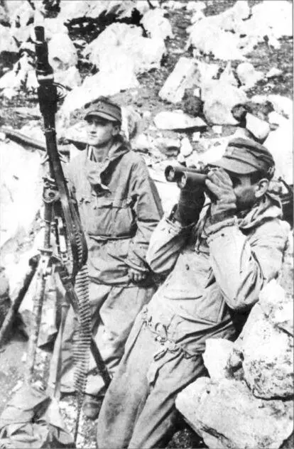 Немецкие горные стрелки со своей позиции во Французских Альпах в августе 1944 - фото 229