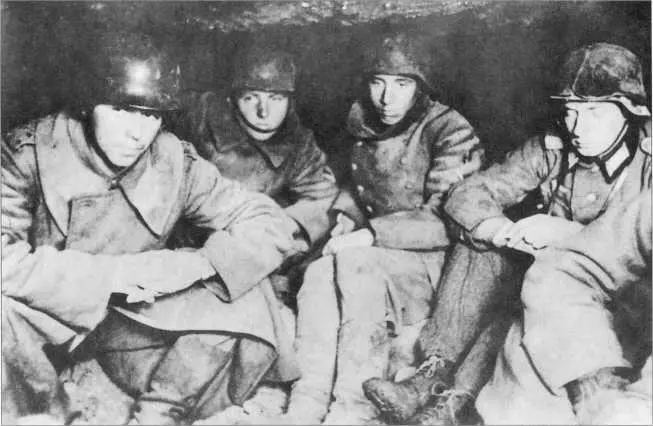 Немецкие солдаты со своим офицером справа укрываются в блиндаже гдето - фото 237
