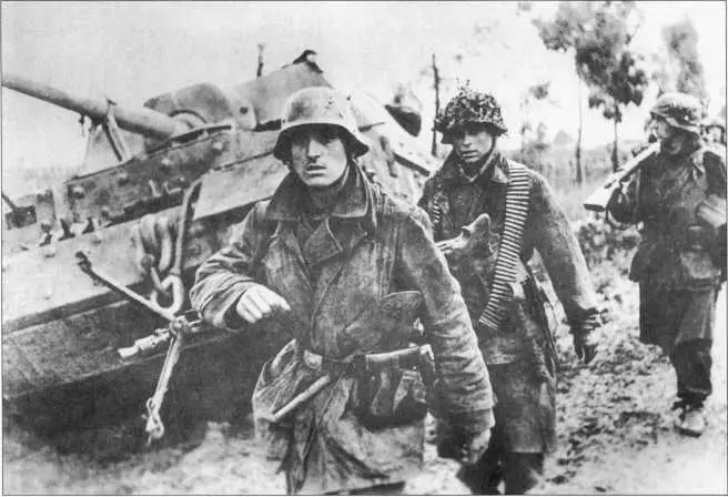 Немецкие пехотинцы еще довольно хорошо снаряженные отступают к Рейну после - фото 238