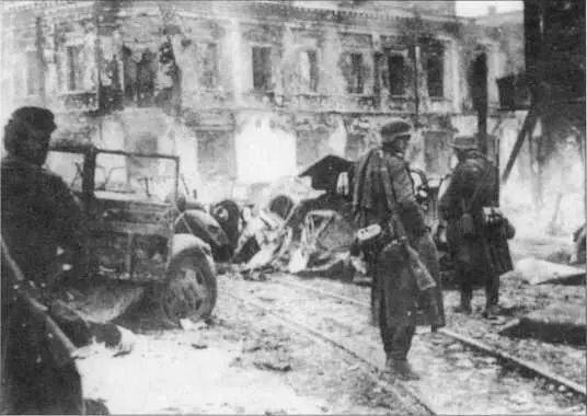 Начало 1945 г Пехотинцы взирают на опустошение посеянное советской - фото 245