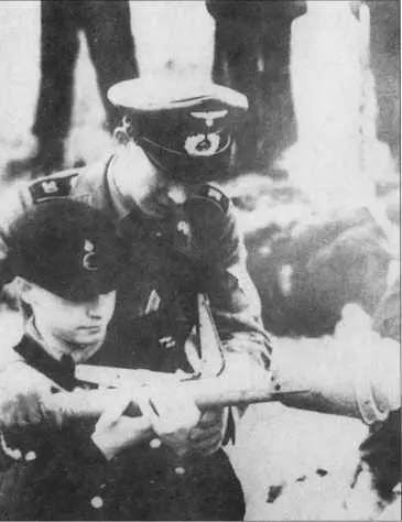 Унтерофицер танковых войск обучает мальчика из Гитлерюгенда тонкостям - фото 248