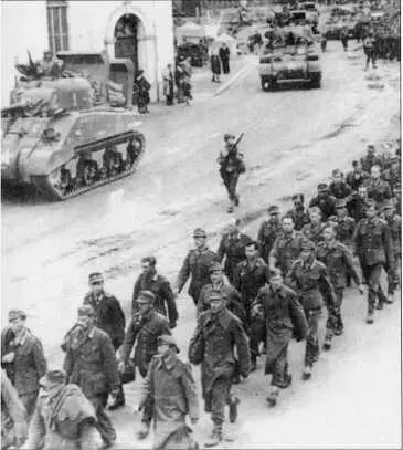 Военнослужащие Вермахта направляются в лагерь для военнопленных в этом случае - фото 251
