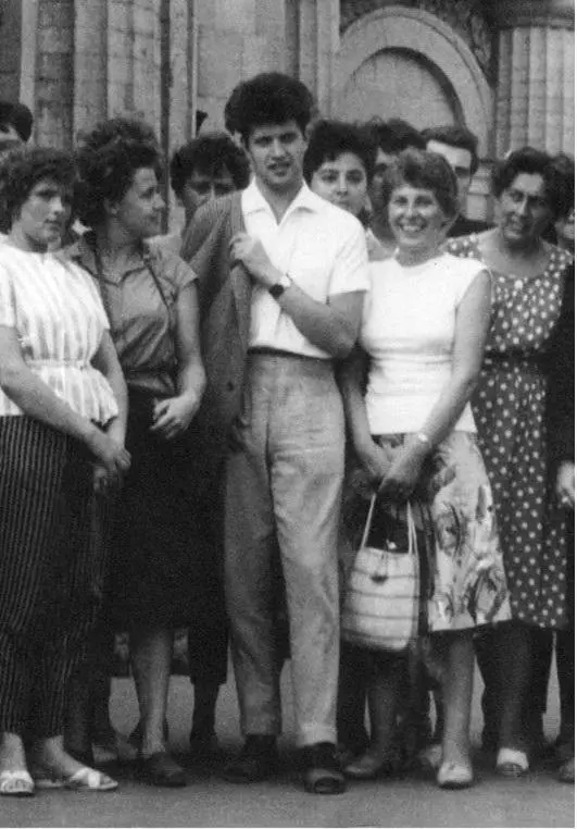 Константин Азадовский с группой туристов из ГДР Ленинград июль 1961 - фото 2
