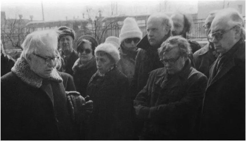 Прощание с ЛВ Азадовской Слева направо БЯ Бухштаб выступает далее - фото 54